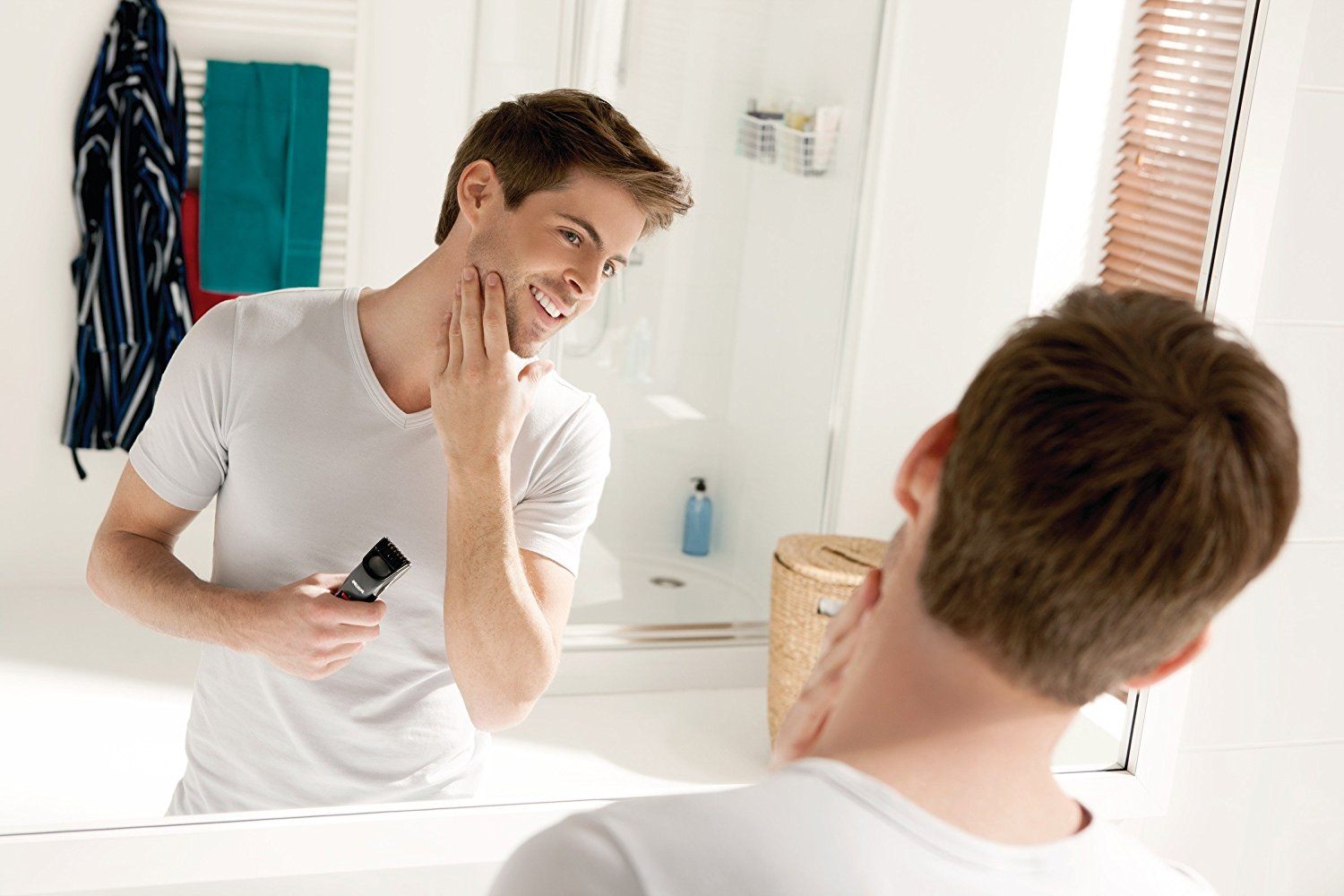 Philips series 3000 cordless beard trimmer in use